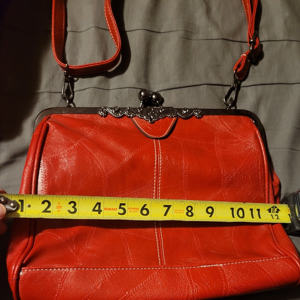 Retro style vegan leather purse with sexy kiss-lock closure. - Picture 11 of 12